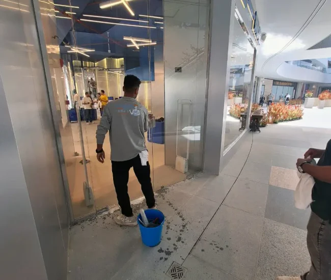 شركة نظافة - خدمات تنظيف - خدمات التنظيف - شركة النجيب - ايكون شاين - شركة تنظيف - تنظيف واجهات - تنظيف زجاج - تنظيف واجهات زجاجية - تنظيف كلادنج - كلادينج - تنظيف واجهات المحلات