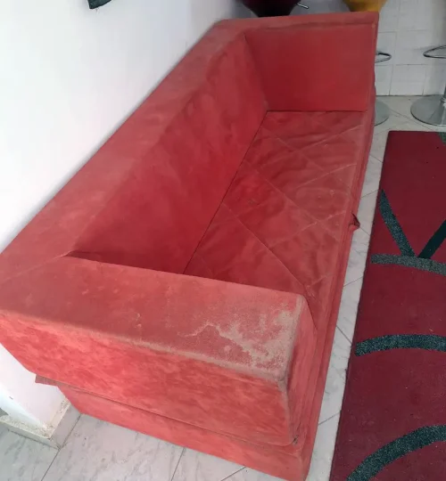 كنبة قبل تنفيذ مهام التنظيف بواسطة شركة نظافة النجيب ايكون شاين