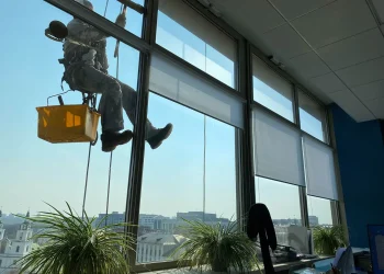 نظافة الواجهات الزجاجية - تنظيف الواجهات - نظافة الواجهات - تنظيف الزجاج - نظافة الزجاج - شركة تنظيف